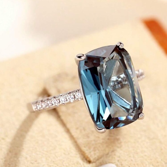 Jewelry - Elegant Blue Gemstone Silver Ring